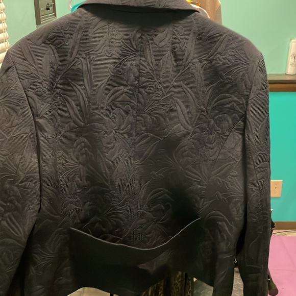 EUC Talbots black blazer with 4 buttons and a floral/paisley pattern thoughtout - Picture 6 of 8